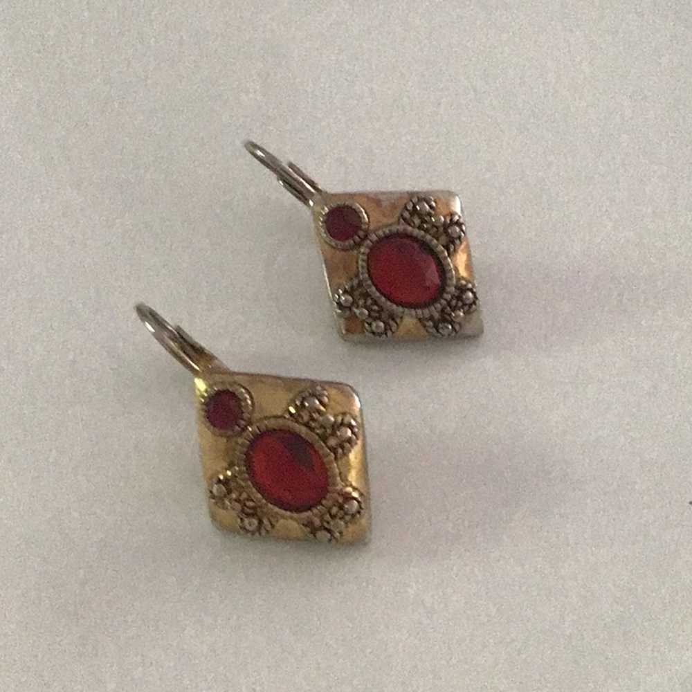 Vintage pierced earrings red stones gold tone light weight pretty any occasion
